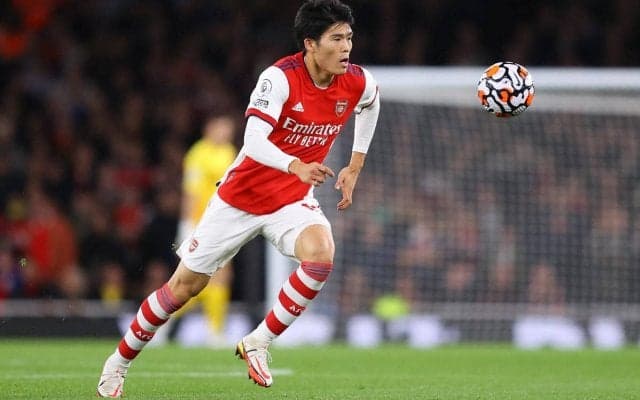 冨安健洋があわや生放送出演！ 勝利後のピッチでレジェンドに目をつけられるもやんわり拒否