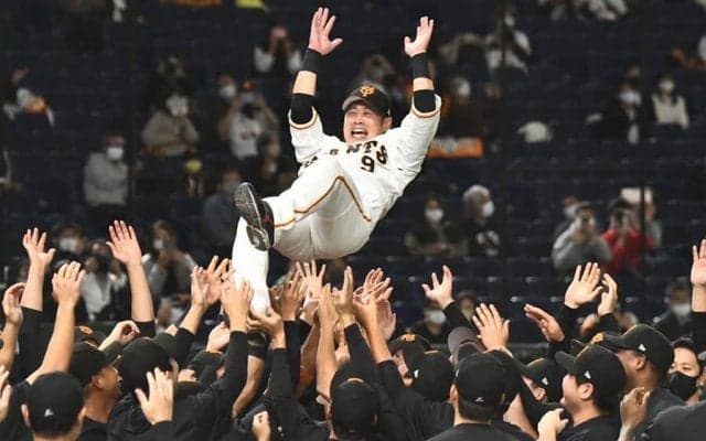 巨人・亀井善行、涙の引退セレモニー　後輩への思い溢れる「勇人、あとは任せた」