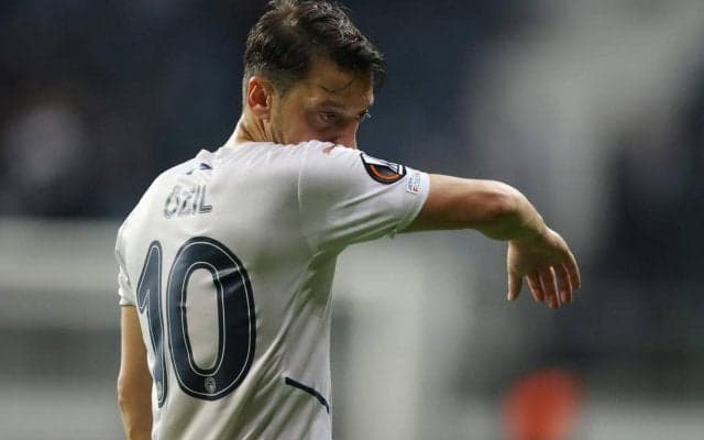 交代後に怒りを露わにしたエジル、ボトル蹴り上げシャツを投げ捨てる 後日SNSで謝罪文も