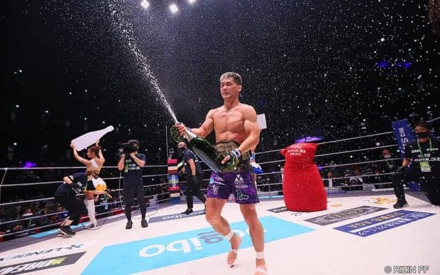 【格闘技／RIZIN.31】フェザー級新王者に牛久絢太郎　斎藤裕「できる、できるよ！」の声も虚しく流血ドクターストップ