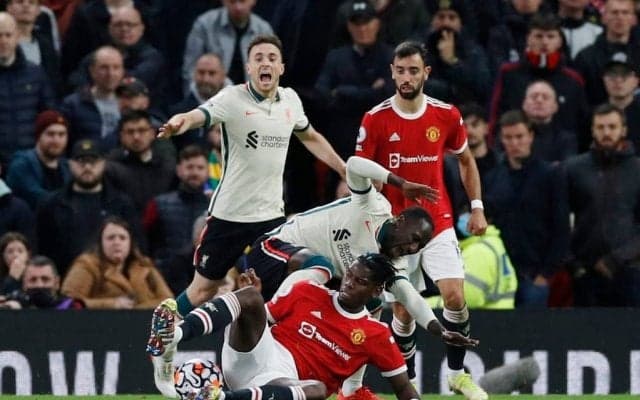 【プレミアリーグ分析】試合を壊したポール・ポグバ退場は、マンチェスター・ユナイテッドの愚かな前半アディショナルタイムが引き起こした【本拠地でリバプールに歴史的大敗した理由】