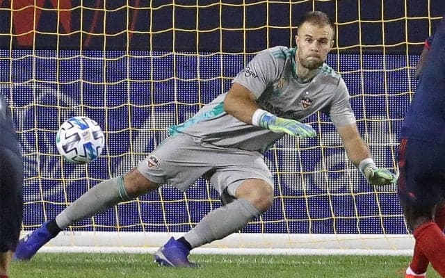 まるでピンボール、PKが左右のポストを叩きGKに当たって吸い込まれる