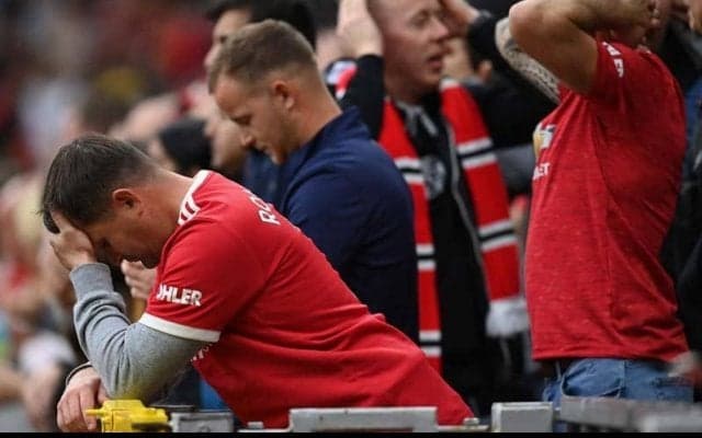 スタジアム外に何百人もの姿…歴史的大敗にユナイテッドサポーターが試合途中に帰る