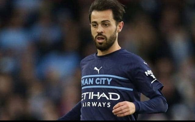 相手選手同士を衝突させる…B・シウバの“鬼”キープに「なぜ奪われないんだ…」