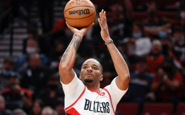 サンズ戦で負傷のノーマン・パウエルは左膝蓋骨腱障害と診断…重傷は回避か