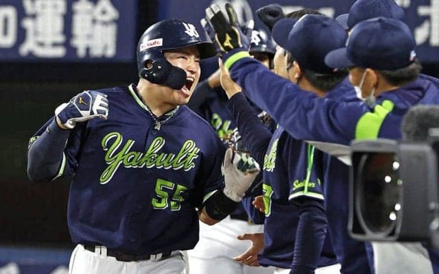 ヤクルト快勝で「王手」、3回一挙4得点＆執念継投実った　優勝の行方は阪神の結果待ち