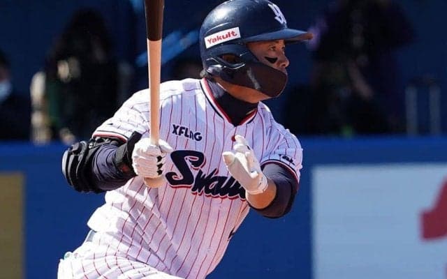 「雄平ちゃんがいる！」　優勝直前、勝利のグータッチに加わる“白T男性”に燕党歓喜