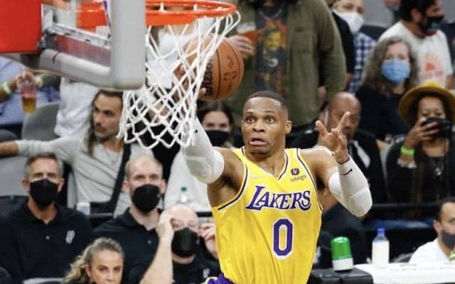 レイカーズがスパーズとのOTの激闘を制す…ウェストブルックとデイビスが躍動