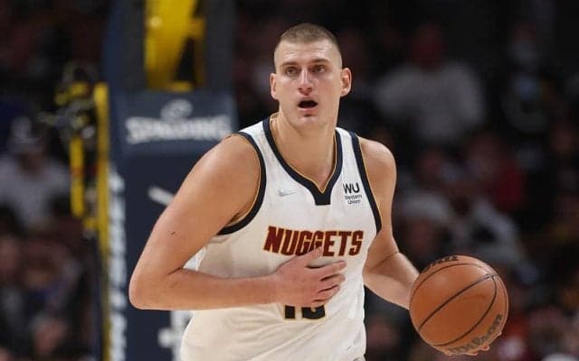 ナゲッツのニコラ・ヨキッチが膝を打撲…指揮官は「彼はとてつもなく重要な選手」