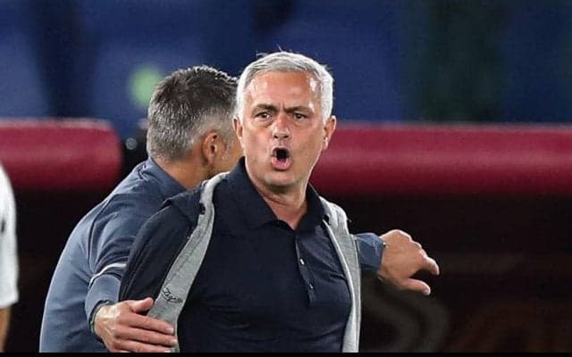 「これアリなの」退場後のモウリーニョが柵によじ登って指示する姿に反響「さすが」