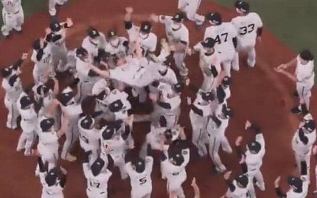 オリックス25年ぶり優勝で歓喜の胴上げ！　中嶋監督バランス崩れ「危ない危ない」