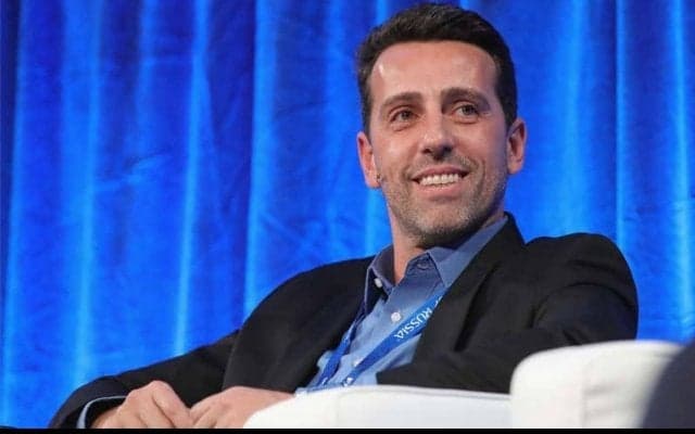 アーセナルTDのエドゥが世間を引かせたスコールズを揶揄？娘の足の匂いを嗅ぐ