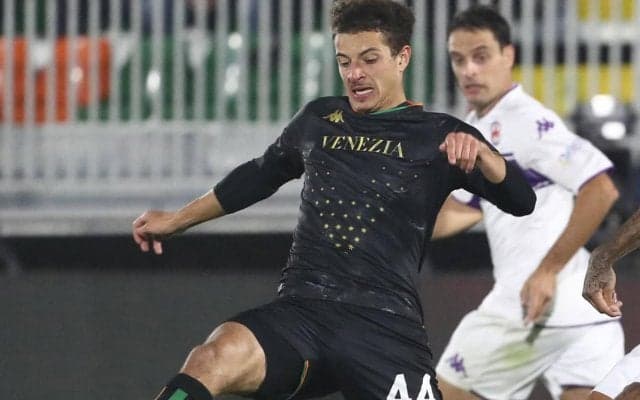 「主審は正しい」アンパドゥの退場シーンに主張飛び交い、激論に「ひどい決断、赤ではない」