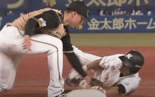 「忍者」「凄い技術」ロッテ荻野貴司、タッチ回避の“アクロバット帰塁”が驚き