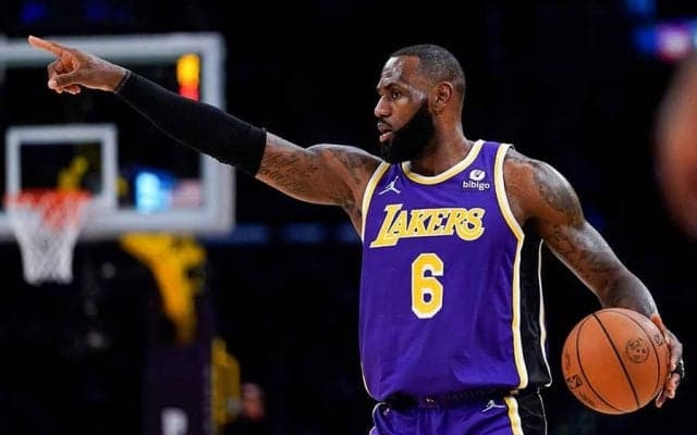 【NBA】36歳レブロン健在　簡単に決めた“長距離砲3ポイント”に米興奮「この距離はヤバい」
