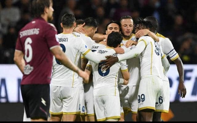 10人同士の対決となったナポリ、格下サレルニターナに苦戦も辛勝《セリエA》