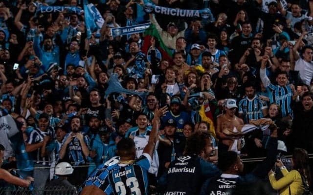 過激さを増すピッチ乱入事件、ブラジルで判定に不服のサポーターがVAR用の機器を破壊