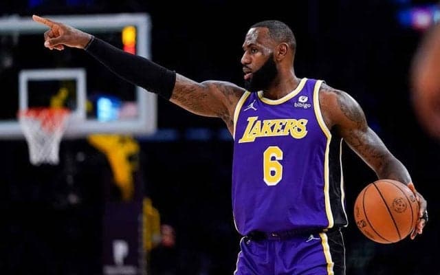 【NBA】レブロン、試合中継に偶然映り込んだ超そっくりさんに米笑撃「レブロンより似てる」