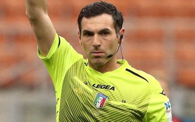 イタリア主審が抗議を一蹴! 選手以上の形相で「落ち着いて」と叫ぶ