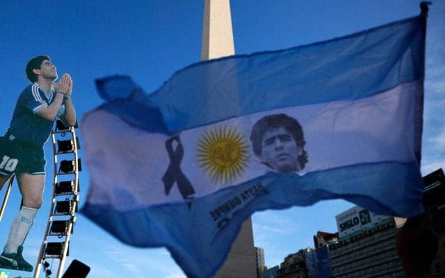 アルゼンチンで試合中に突然の銃声…蜘蛛の子を散らすようにピッチから逃げるも監督の肩に銃弾