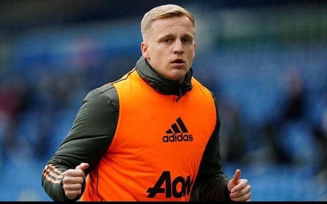 試合前練習では“球出し係”に…ファン・デ・ベークの扱われ方に現地注目「本当に悲しい」