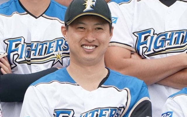 日本ハム、村田透と鶴岡慎也バッテリーコーチ兼捕手の退団を発表