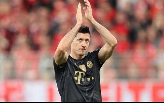 「シーズンベストになりかけた」レヴァンドフスキの“肩越し”アシスト未遂に海外注目「抑え方を教えて」