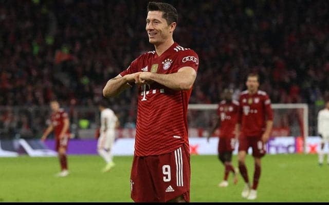 レヴァンドフスキがCL100試合目を自ら飾るハット！　これまでの歩みに驚きも「これはスペシャルなこと」