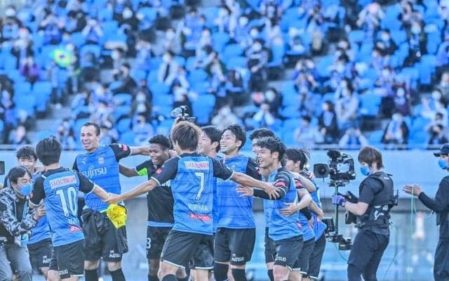 まさかの素足で居残りラン！ 川崎フロンターレ「Jリーグ優勝決定後に観客が帰ったピッチで走った選手」とは？