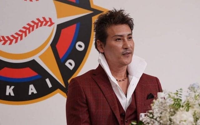 日本ハム新庄新監督、襟高すぎるド派手“赤スーツ”姿で登場　メディアの度肝抜く
