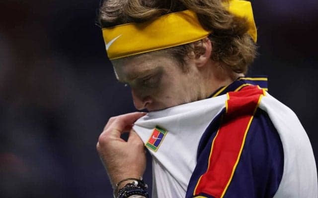 ルブレフ、ラケット破壊でダメ押し。最終戦の出場権を争うシナーらが敗退 ［ATP1000 パリ］