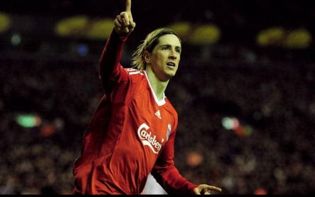 「伝説だ」復活目指すリバプールの18歳MFエリオットがマッチョになったトーレスと笑顔で記念撮影