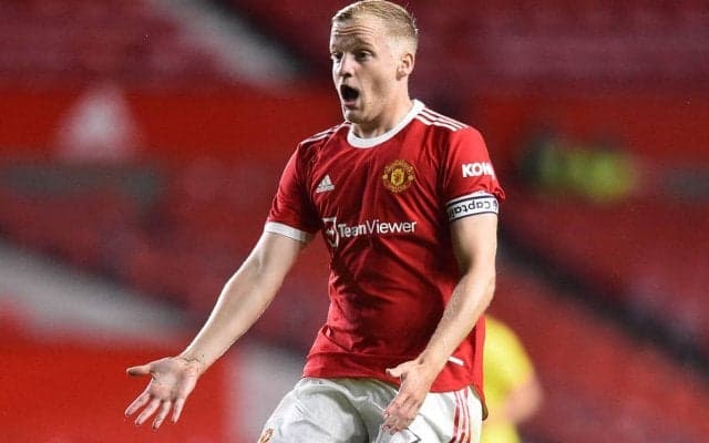 ピッチ内で冷遇もプライベートで幸せに！ ファン・デ・ベークがパートナーであるベルカンプ氏の娘の妊娠を発表