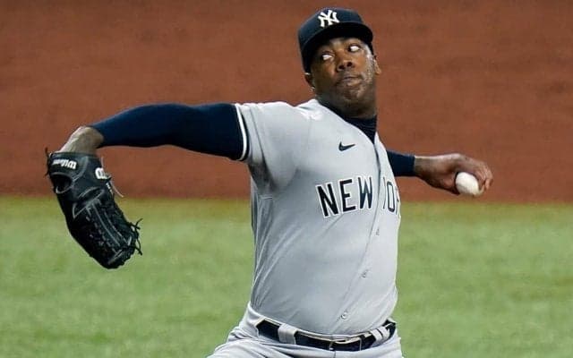 【MLB】いかつい体だけどTシャツはクマさん…　ヤ軍守護神と美女の幻想2Sが「ゴージャス」