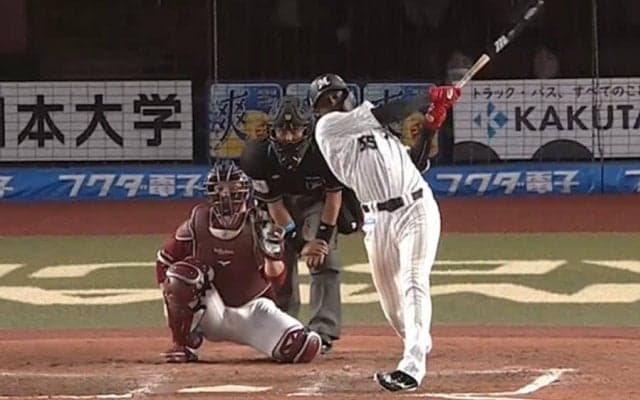 画面から消えていく“豪快バット投げ”　ロッテ助っ人の一発は米も魅了「気に入った」