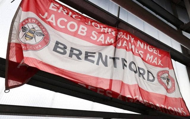 複数失点の続くブレントフォード、クリーンシートを期待するサポーターがピッチに洗剤を投げ入れる