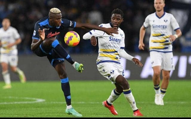 ナポリ、終盤9人となった好調ヴェローナにドロー《セリエA》