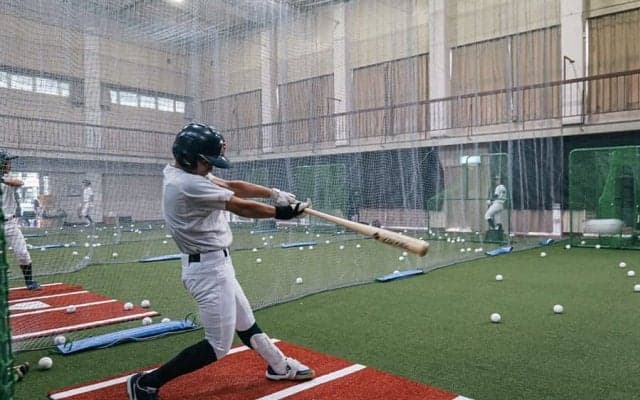 小学校体育館が野球の練習場へ　閉校利用で取り戻す子どもの声と町のにぎわい