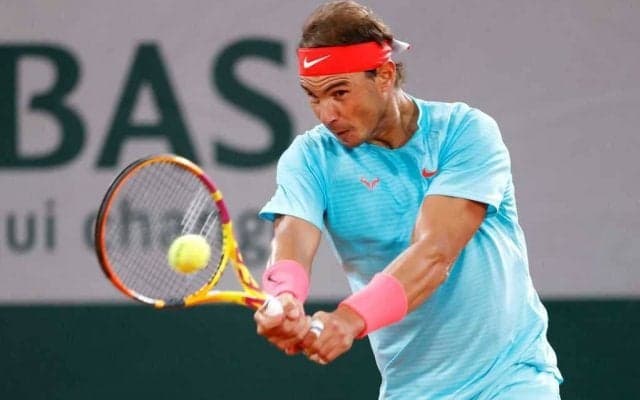 ナダル、小さなラケットで見事なバックハンドスマッシュ！