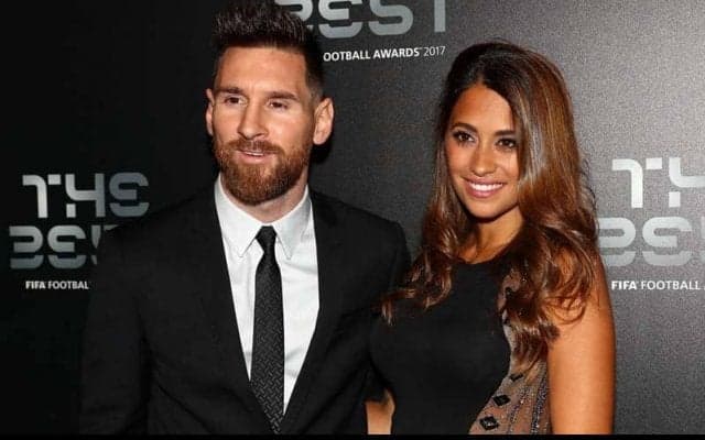 メッシ夫婦のラブラブショットにC・ロナウドのパートナーもハートで反応！エッフェル塔をバックにキス