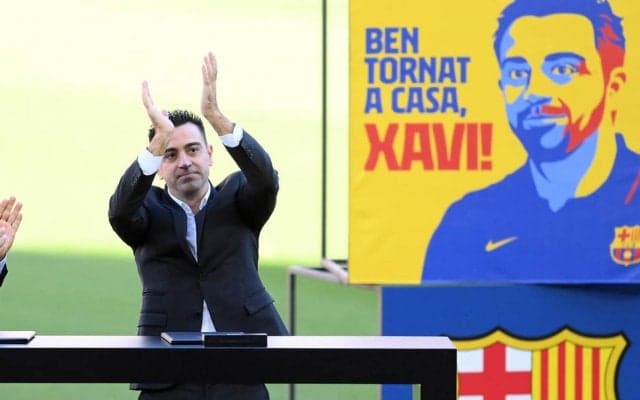 レジェンドが帰還！ チャビ監督、現役17年分のプロフィール写真はほとんど変化なし!?