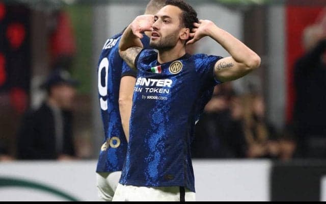 「失礼な行為だ」「素晴らしい勇気」　ミラノ・ダービーでのチャルハノールの振る舞いに賛否両論