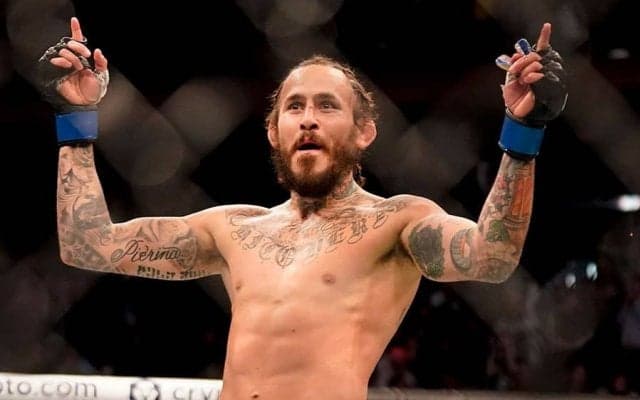 強烈キックで顔が変形　UFC衝撃KOで撮られた1枚に米騒然「別人のよう」「これ本当？」