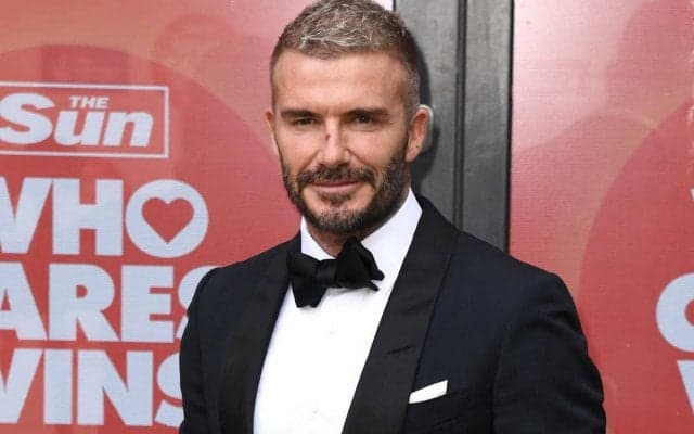 ベッカム、ペンキまみれで見事なクリスマスツリーを描くも、ヴィクトリアさんがツッコミ「我が家のクリスマスカードはいつ始めるの？」