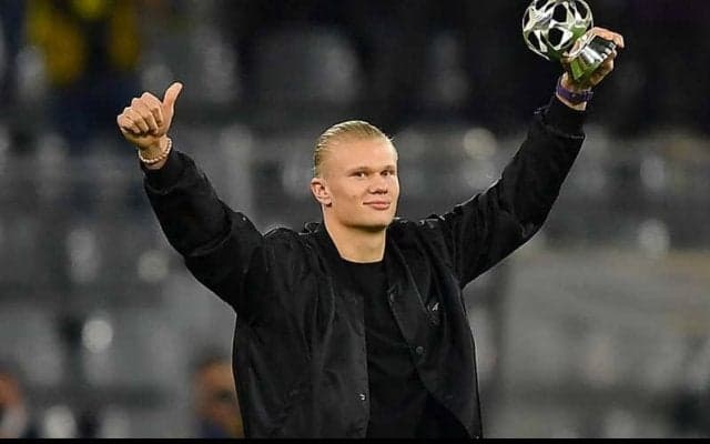 「キングスマンじゃん！」ハーランドのスーツ＆黒縁メガネ姿に大きな反響「おしゃれ」