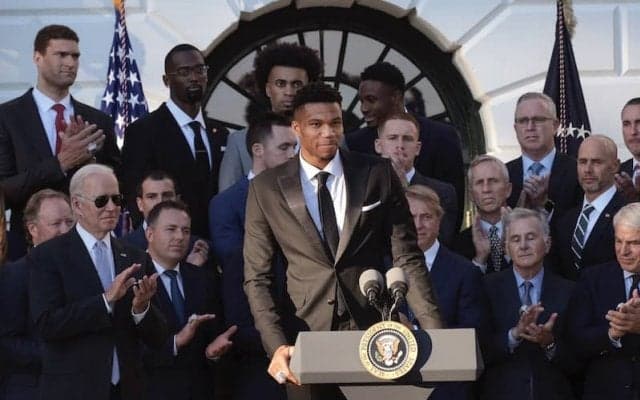 NBA王者バックスがホワイトハウスを訪問…バイデン大統領からも祝辞