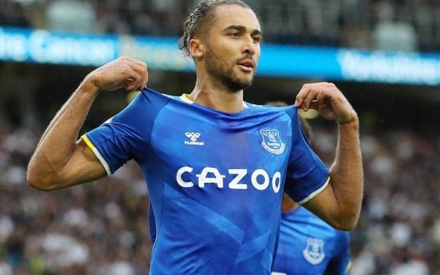 キャルバート＝ルーウィンの“女子高生風”ファッションにファン反応「スカートがダメなんて誰が決めた？」