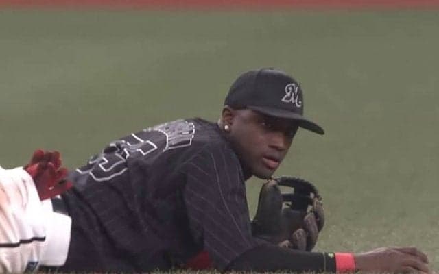 「異次元」「歴史に残る」ロッテ助っ人、座ったままの驚愕スローにファン唖然