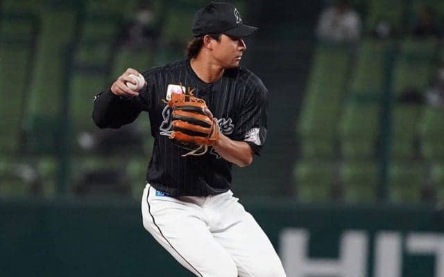 「千葉の三遊間ってゴロ抜けるの？」　逆シングルからの“1回転送球”にファン驚愕