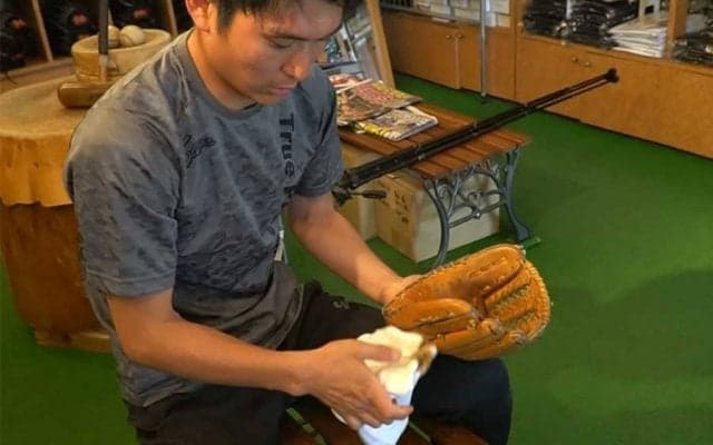 正しいグラブの磨き方は？　野球経験者も知らなかった“プロ”の手入れ方法